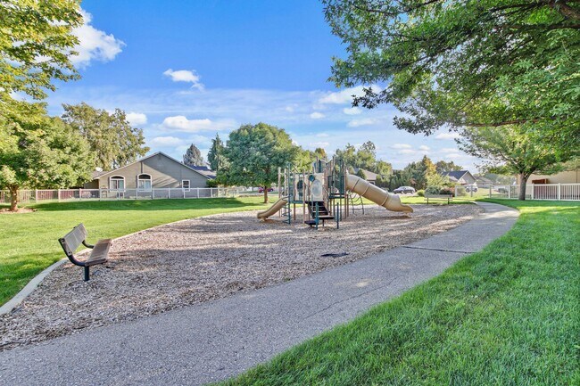 Building Photo - Spacious Updated 3 Bedroom, 2 Bath home in...