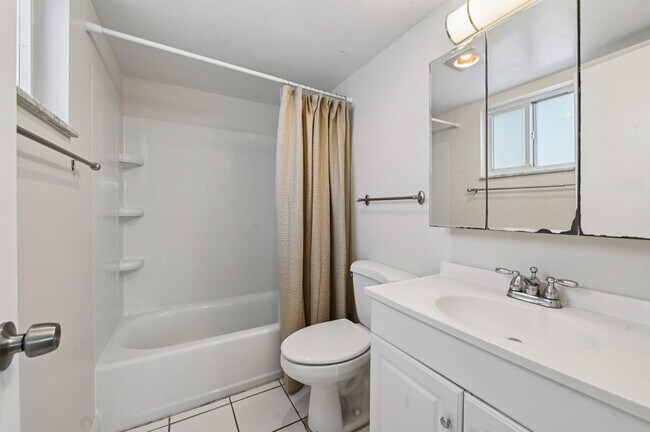 Building Photo - 1400 NE 54th St