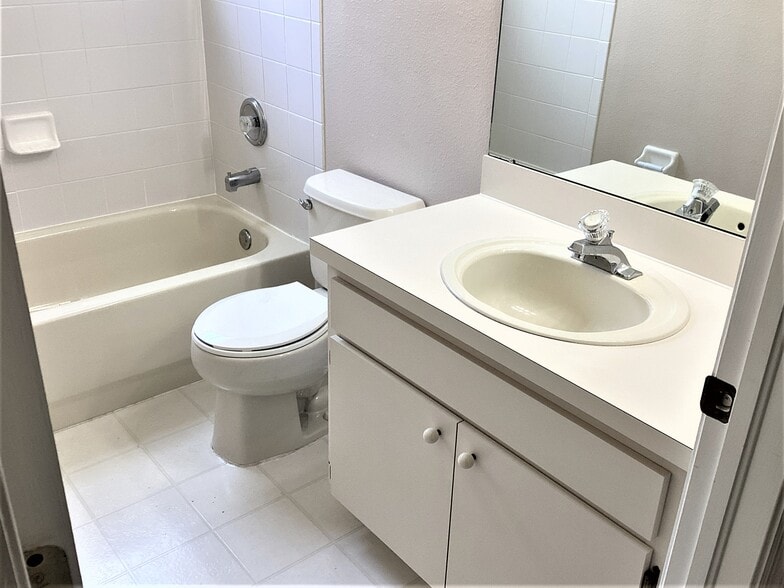 Building Photo - 25008 Hyde Park Blvd