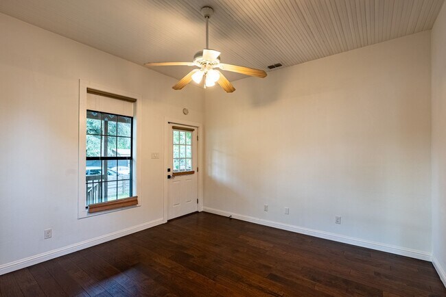 Building Photo - Urban Charm Meets Modern Living in the Heart of East Austin!