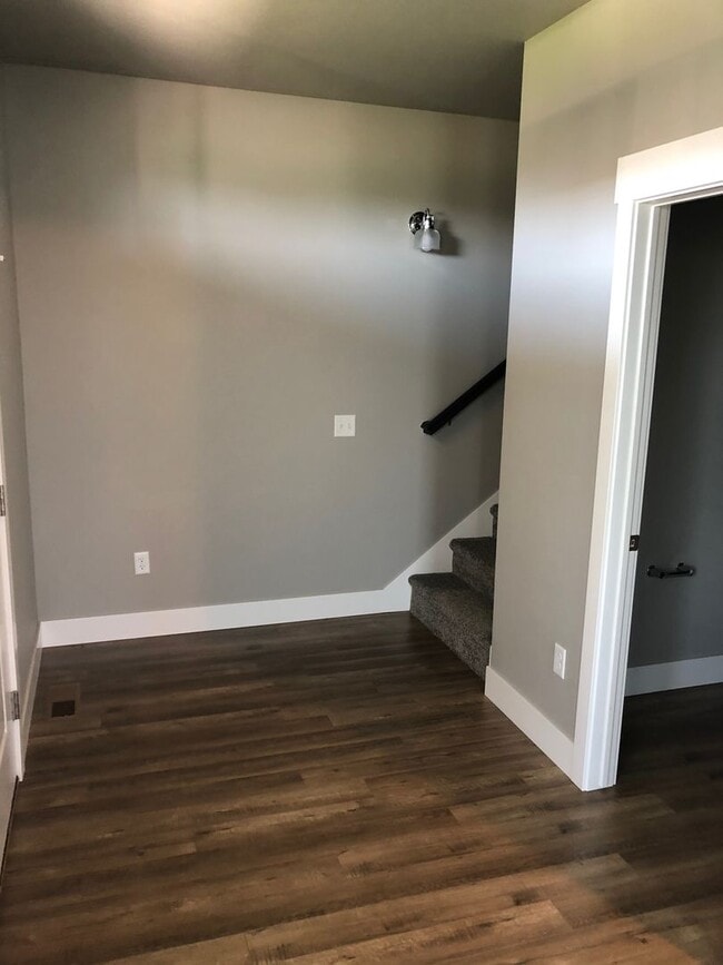 Building Photo - Gorgeous 3 bed townhome