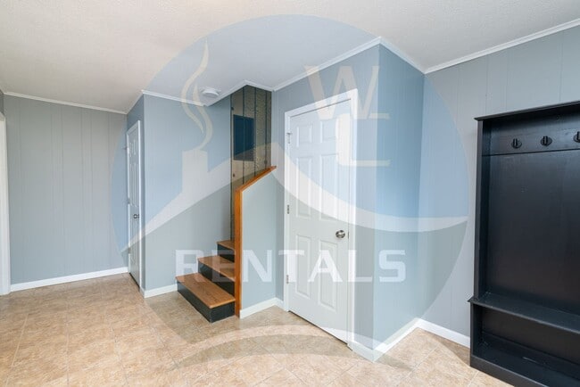 Building Photo - Beautifully remodeled 4 bedroom 2 bath hom...
