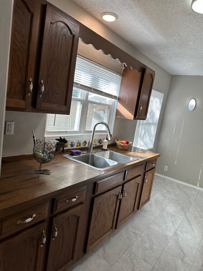 Building Photo - Beautiful House for Rent