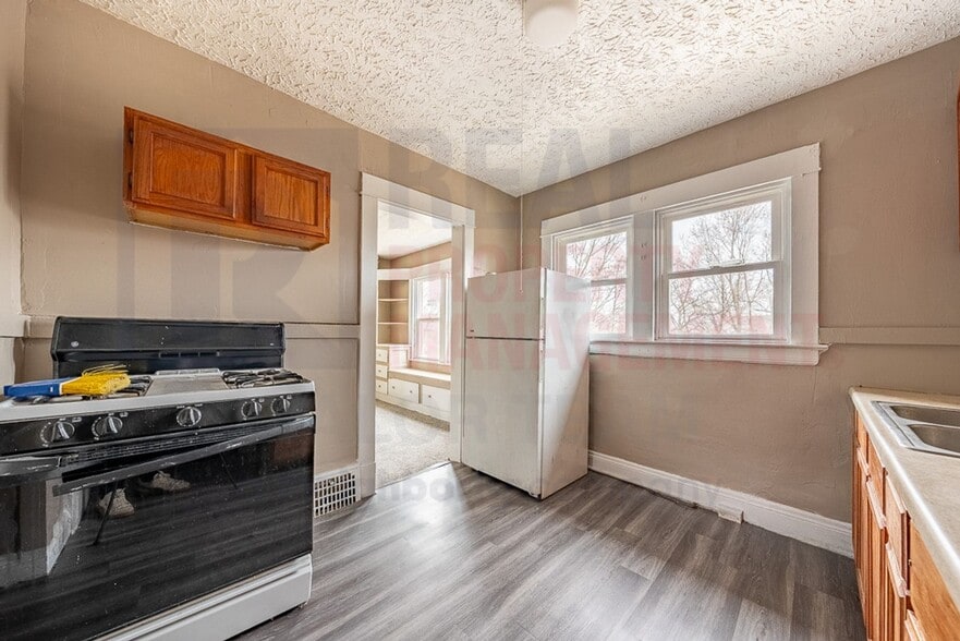 Building Photo - 14001 Idarose Ave