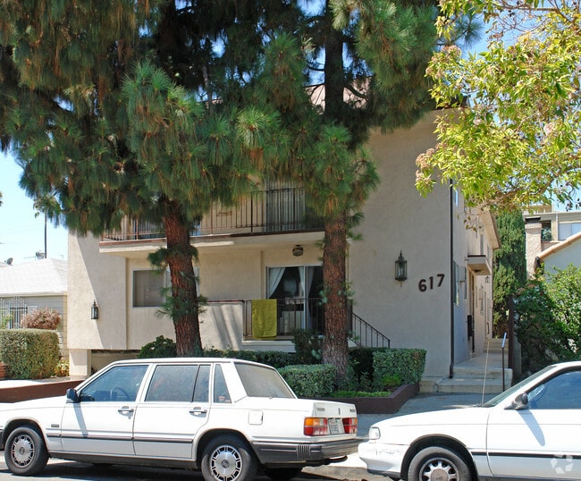 Building Photo - 617 N Sweetzer Ave