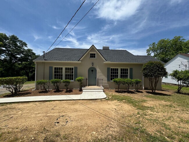 Building Photo - Renovated 3/2.5 House with bonus room in South Rome- $1,795