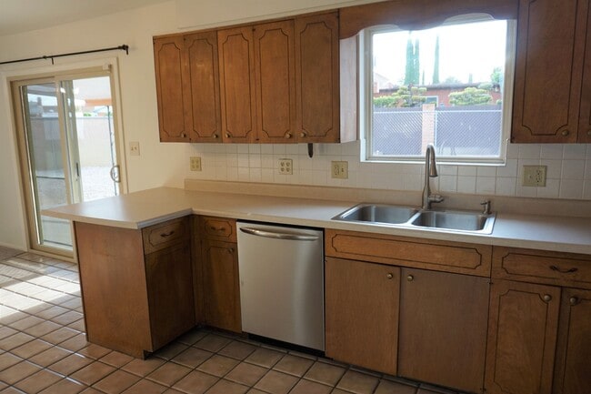 Building Photo - 3 bedroom home