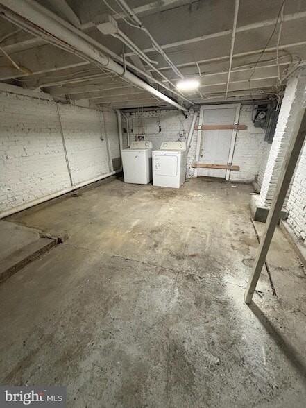 Building Photo - 2315 James St