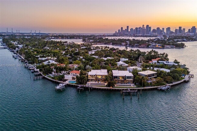 Building Photo - 825 E Dilido Dr