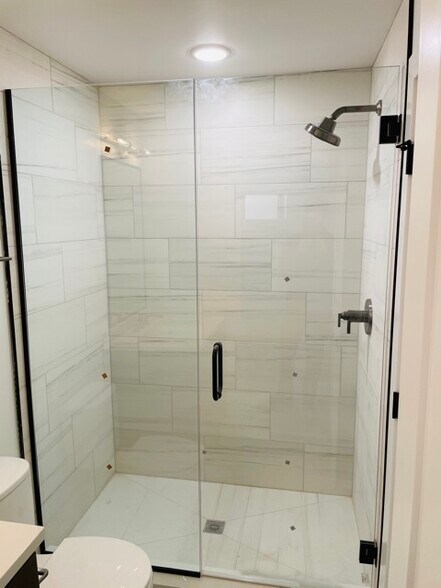 Building Photo - 843 W Wellington Ave