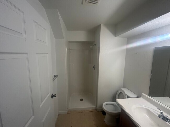 Building Photo - 520 Nova St