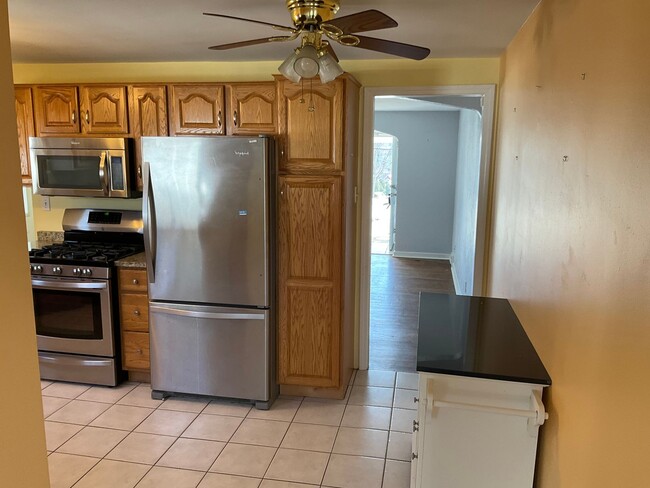 Building Photo - Surprisingly Spacious! 3-Bedroom 2 bath Ho...