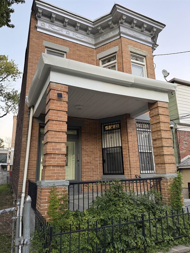 Building Photo - 128 35th St