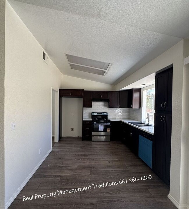 Building Photo - GREAT Westside Home