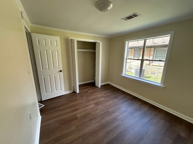 Building Photo - 3 bedroom home 2 full bathroom