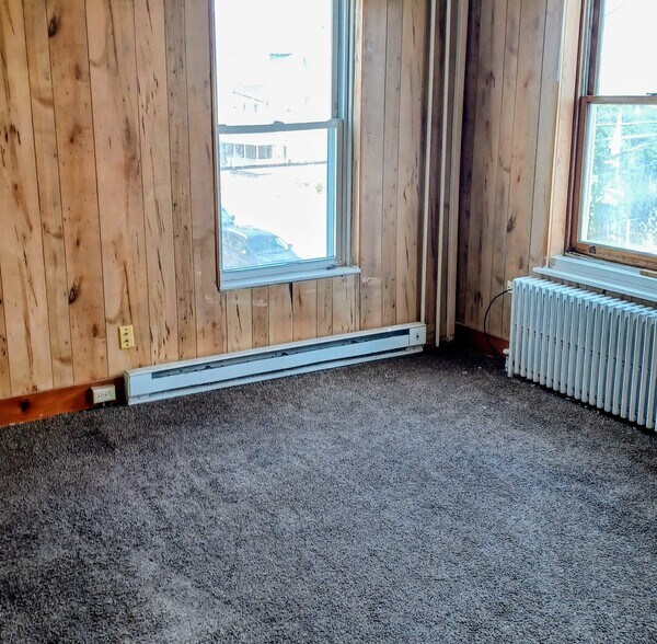 Large liv rm w/ closet - 324 Franklin St