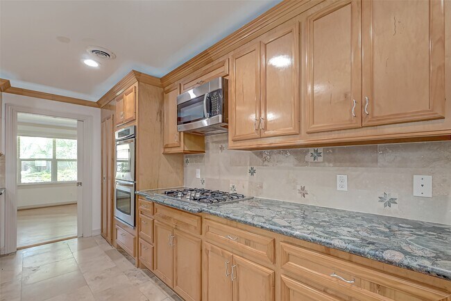 Building Photo - 5611 Briarbend Dr