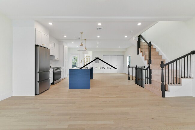 Building Photo - 132 Marginal St