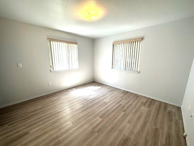 Building Photo - Bright and Beautiful upstairs apartment!
