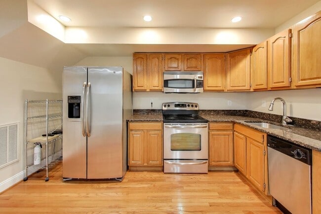 Building Photo - LEASE SPECIAL - $1,925 for a 24 month lease. 12 Month lease offered at $1,995 - Spacious 2 Bed En...