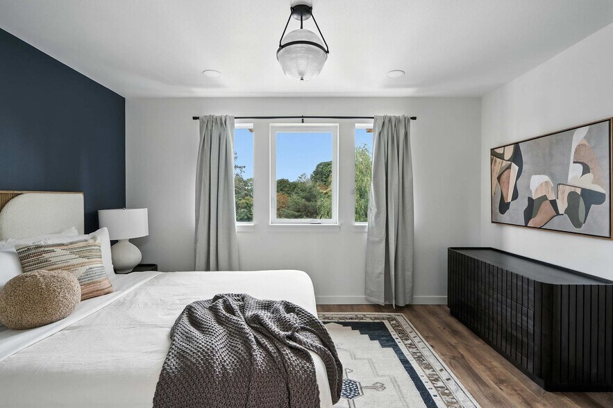 Building Photo - 925 NE 23rd Ave