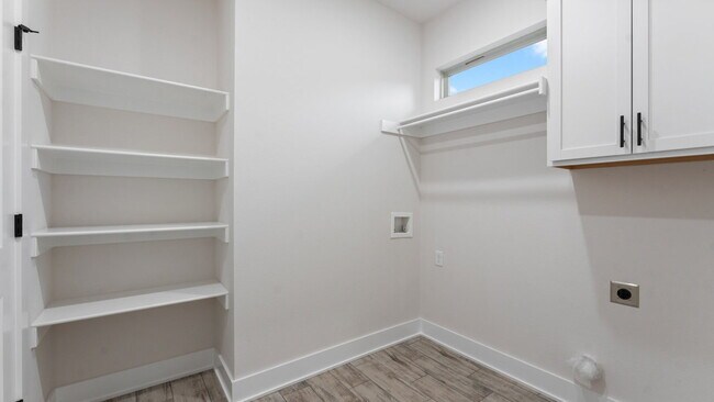 Building Photo - Modern 3BR Near Creekside Park