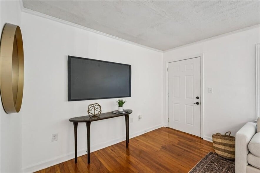 Building Photo - 1136 Gilbert St SE