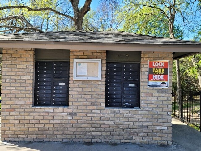 Building Photo - 1015 E Yager Ln