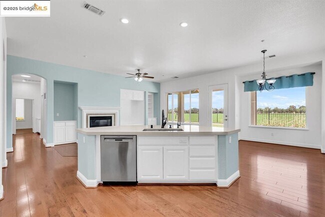 Building Photo - 909 Suntan Ln