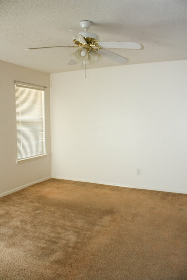 Building Photo - PRICED TO RENT QUICKLY !! OPEN HOUSE FRIDAY 1PM - 1:30PM 10/14/2022