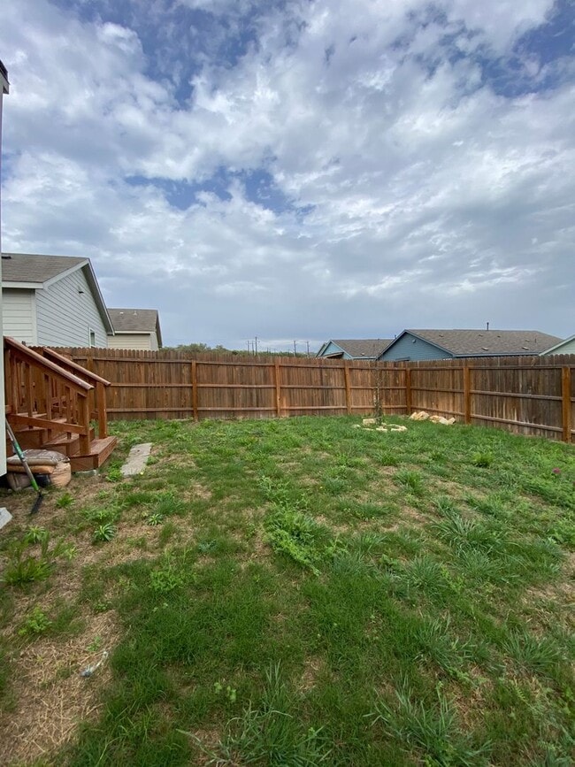 Building Photo - Move in Ready 3 bd/2 ba with bonus rooms!