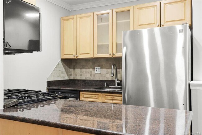 Building Photo - 3240 Riverdale Ave