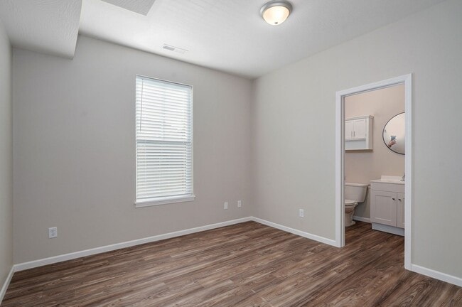 Building Photo - 300 S Hampton Ave