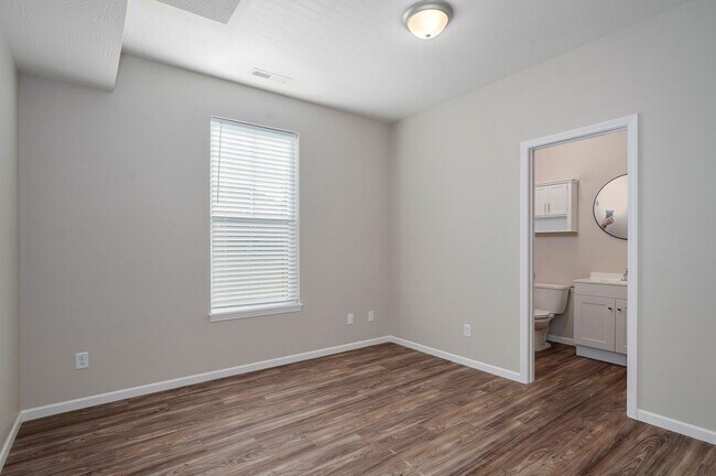 Building Photo - 308 S Hampton Ave