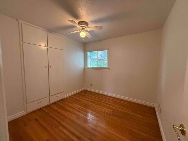 Building Photo - Great 3 Bedroom Walking Distance to American River