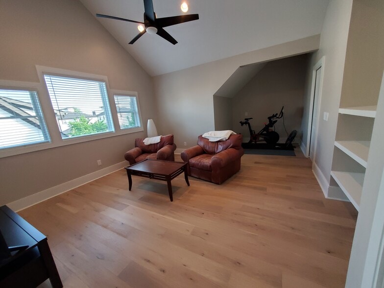 Large bonus room is great for entertaining or relaxing. Can also be used as a 4th bedroom. - 1021 Cheatham Pl