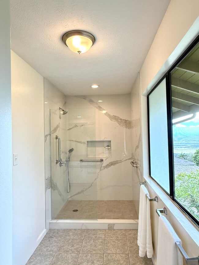 Building Photo - Beautiful 3 Bedroom / 2.5 Bathroom Home in Wailuku Heights!