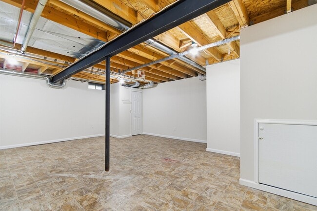 Building Photo - 3084 Village Cir