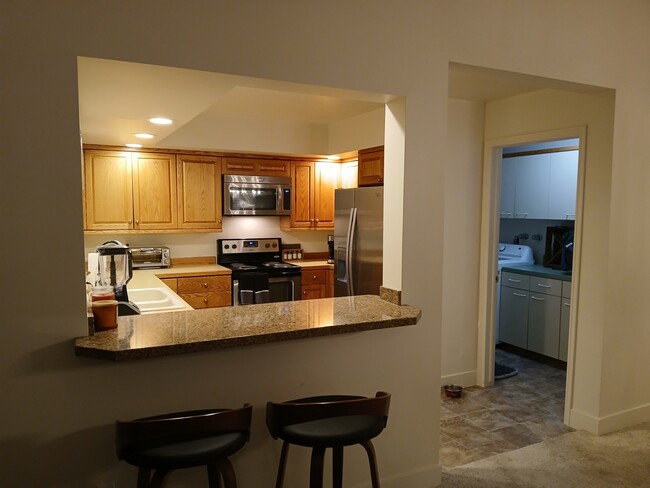 Breakfast bar with quartz counter - 1715 Darling St