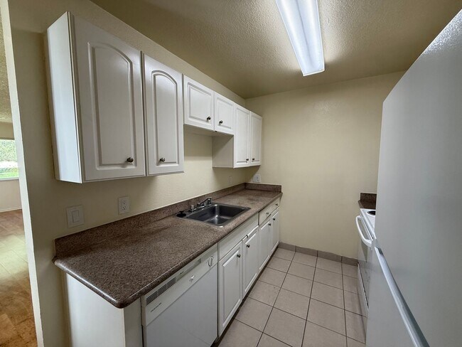 Building Photo - 2112 Chrysler Dr
