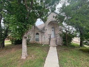 Building Photo - 2100 Larkspur St