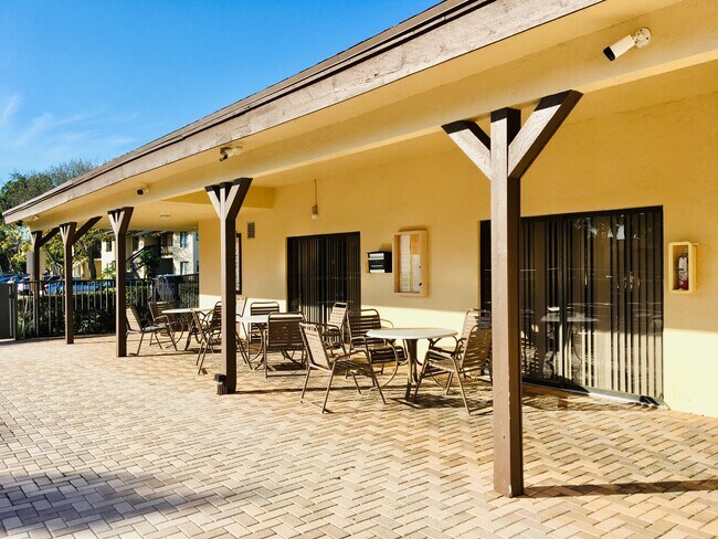 Building Photo - 6649 Somerset Dr