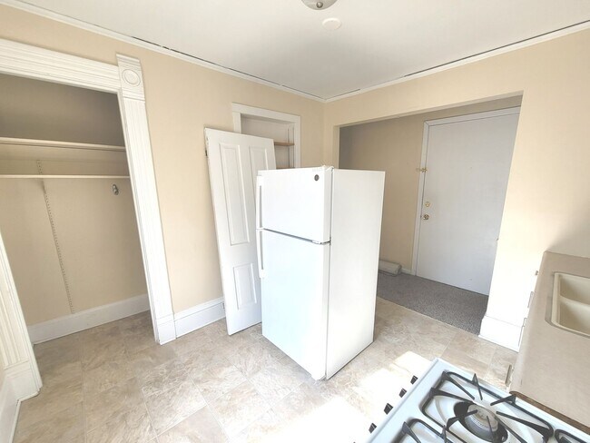 Interior Photo - 1710-14 Bradford