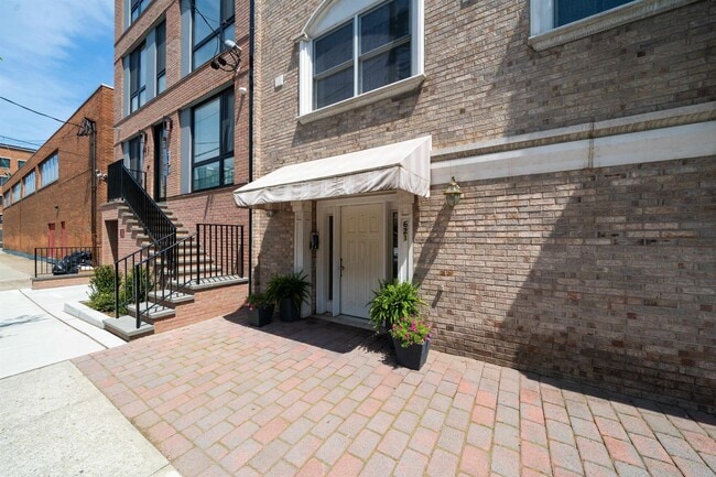 Building Photo - 621 Monroe St