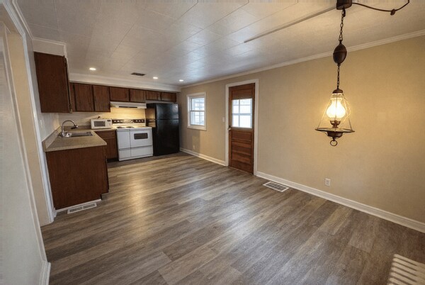 Building Photo - 331 Sycamore Rd