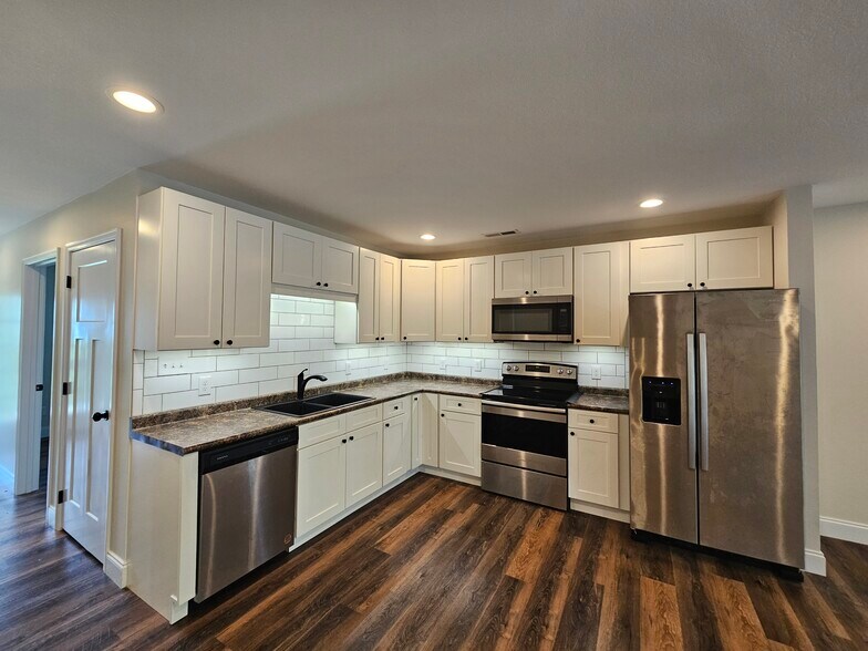 Kitchen - 517 Hendrickson St