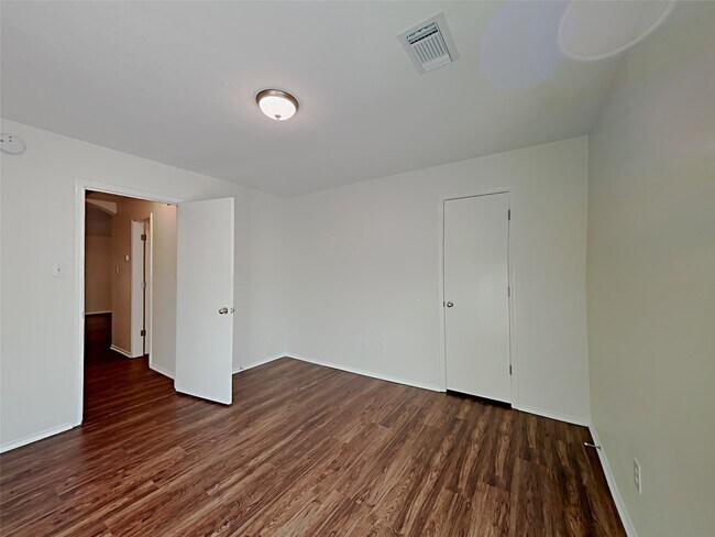 Building Photo - 20111 Niagara Fls Dr