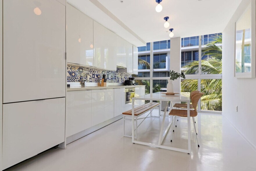 Building Photo - 250 Collins Ave