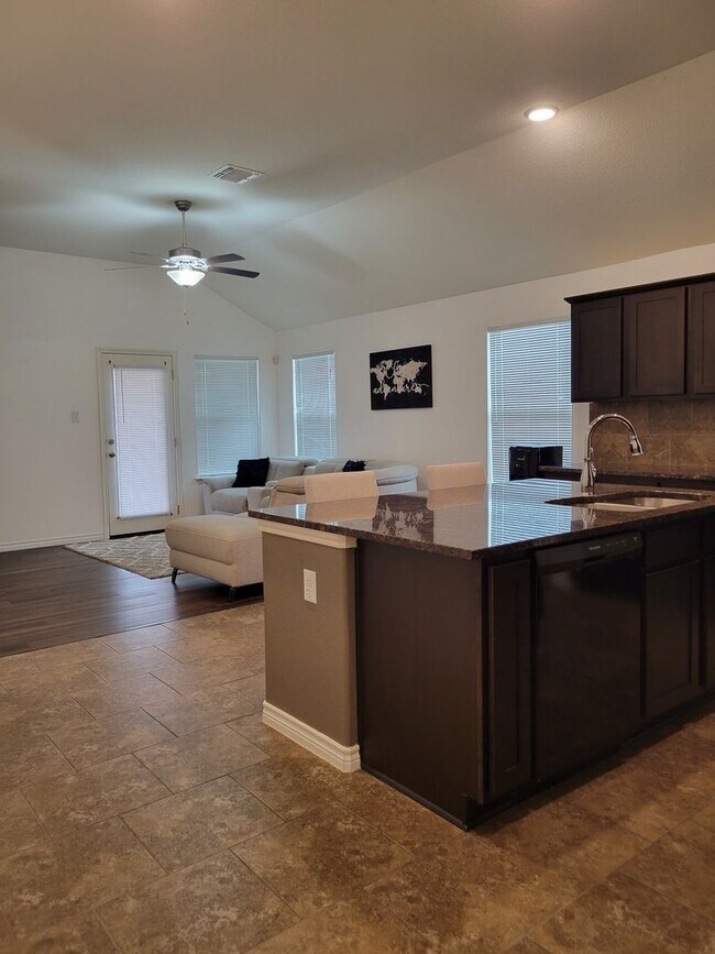 Building Photo - Open floor plan & small pets allowed! 3BD/...