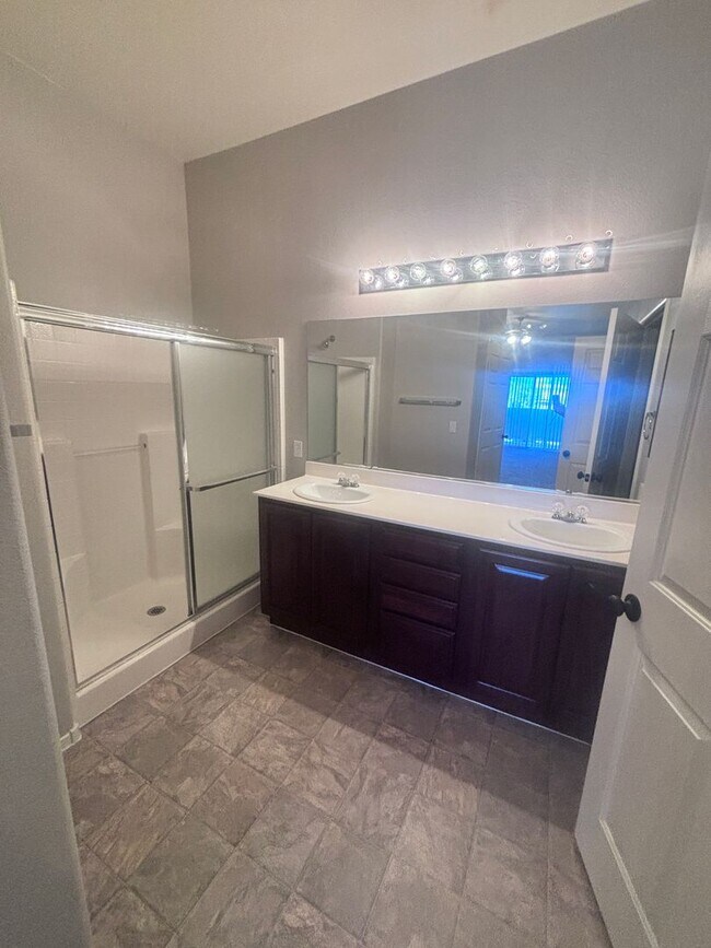 Building Photo - 2 Bed + Den/ 2 Bath 2nd floor condo in Gat...